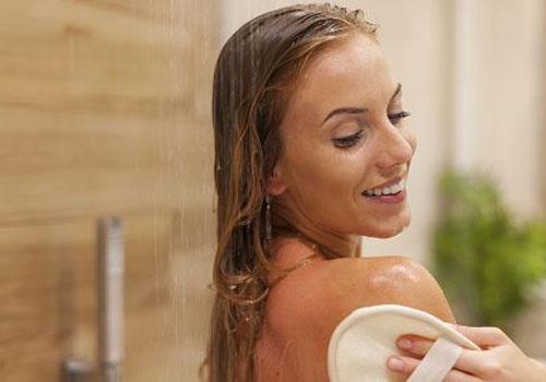 天天洗澡对身体好吗（新生婴儿天天洗澡对身体好吗）