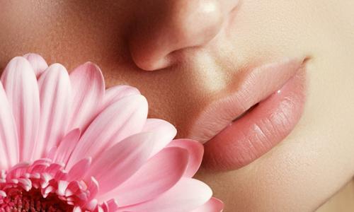 嘴唇上长泡化脓怎么办（嘴唇上长泡流脓怎么办）