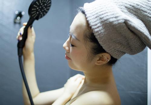 夏天洗澡要注意什么（夏天用什么洗澡最好）