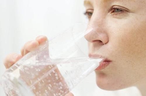 长期喝纯净水到底有没有危害（长期喝纯净水的利弊）