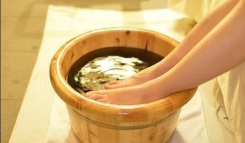 花椒泡脚有什么好处（艾叶和花椒泡脚有什么好处）