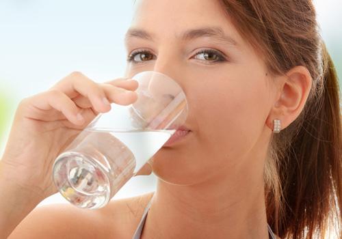 早上起来喝白开水有什么好处 看完赶紧去喝一杯水