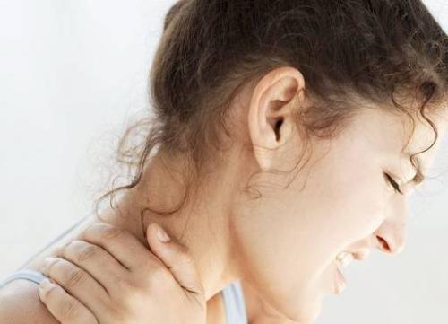 肩膀疼痛是什么原因 肩膀疼痛是什么原因女性
