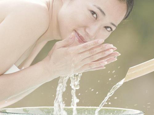 生理盐水洗脸有没有好处 生理盐水洗脸的坏处