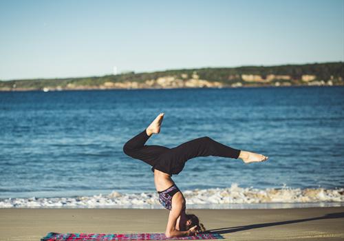 练瑜伽要穿内衣吗(练瑜伽穿内衣可以吗)