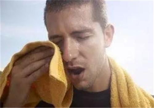 吃饭时出汗是怎么回事（吃饭时出汗是怎么回事?）