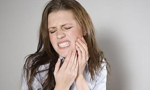 哺乳期上火牙龈肿痛怎么办（哺乳期牙龈上火肿痛怎么办?）