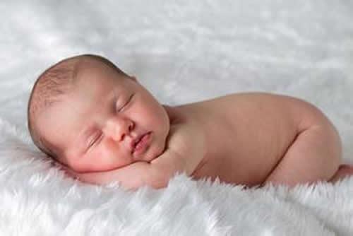 新生儿一天睡几个小时正常（20天的新生儿一天睡几个小时正常）