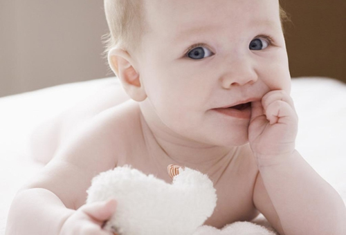 宝宝吃奶粉拉绿屎怎么回事 两个月的宝宝吃奶粉拉绿屎怎么回事