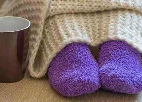 睡觉脚冷是什么原因（三伏天睡觉脚冷是什么原因）