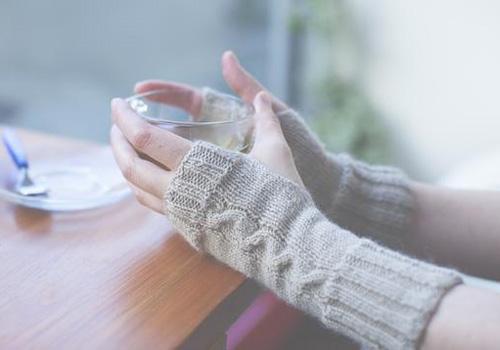 冬天手脚冰凉的女生该怎么办（冬季女孩手脚冰凉怎么办）