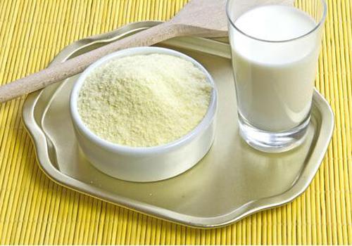 奶粉冲泡后有小颗粒状是怎么回事（奶粉冲泡后有小颗粒状是怎么回事儿）