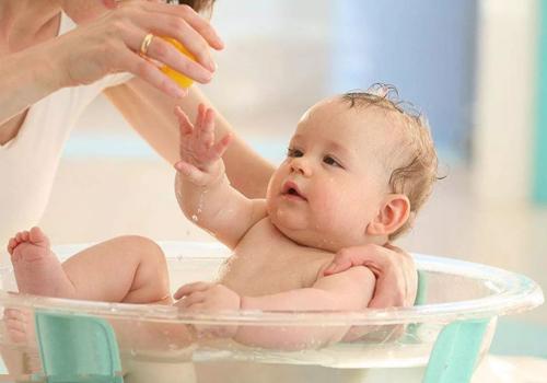 夏天出生的宝宝几天可以洗澡（夏天出生的宝宝几天洗一次澡）