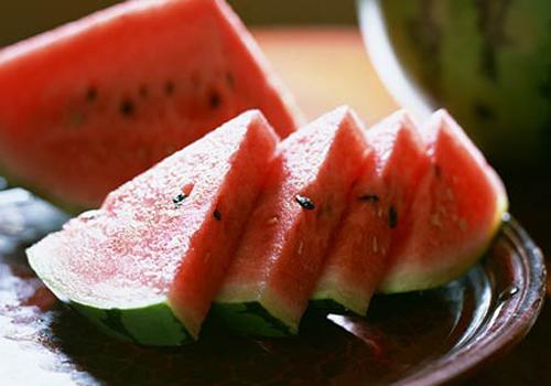 上吐下泻能吃西瓜吗(吃西瓜上吐下泻吃什么药)
