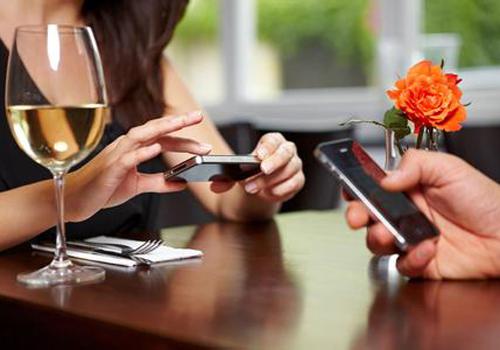 边吃饭边玩手机的危害（边吃饭边玩手机的危害性）