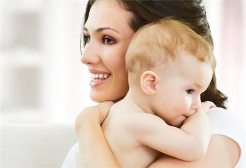 哺乳期感冒能喂奶嘛（哺乳期感冒了能喂奶么）