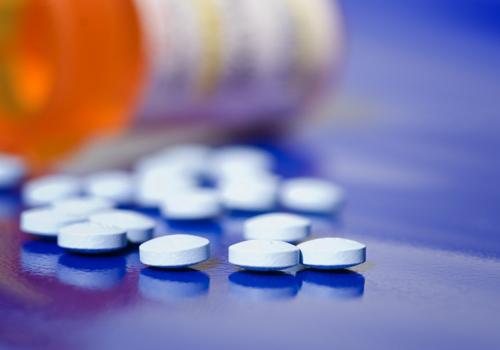 上吐下泻不吃药能好吗（上吐下泻不吃药能好吗?睡了一夜也没有吐）