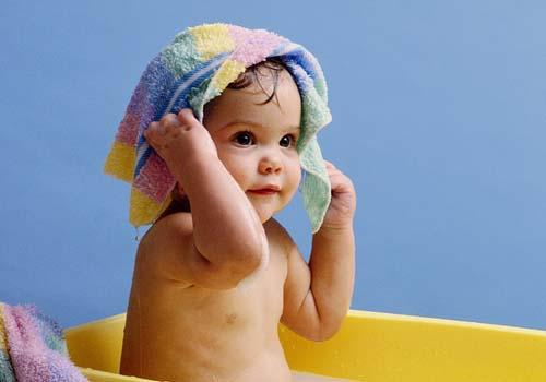 刚出生的女宝宝下面有白色分泌物 刚出生的女宝宝下面有白色分泌物需要洗掉吗