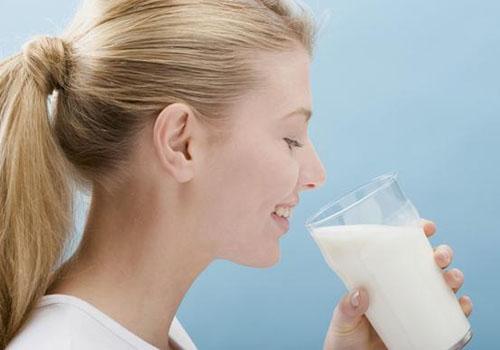熬夜喝牛奶好吗（熬夜喝牛奶好吗女人）