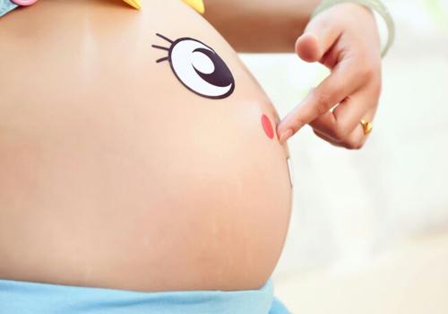 预产期推迟是什么原因（预产期推迟正常吗）