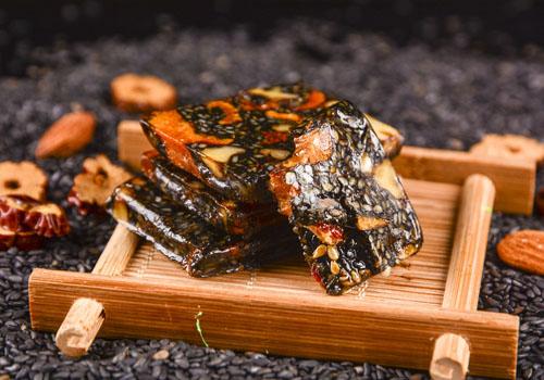 更年期吃阿胶糕好吗（科普一下更年期为什么要吃阿胶糕）