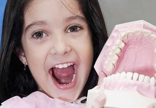 小孩换牙是先换上面还是下面 小孩换牙是先换上面还是下面的牙齿