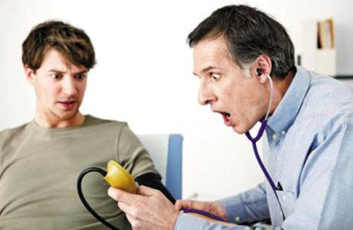 年轻人高血压怎么办（年轻人高血压怎么办知乎）