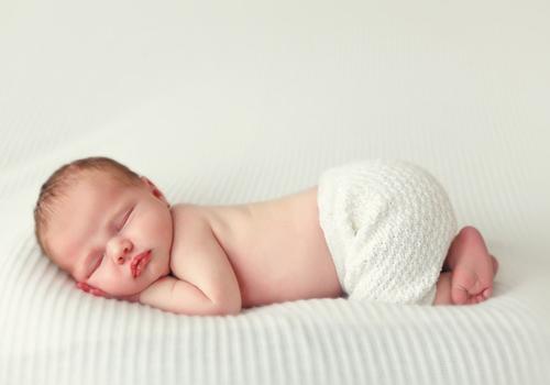 宝宝睡觉后脑勺出汗是什么原因 宝宝睡觉后脑勺总是出汗是什么原因