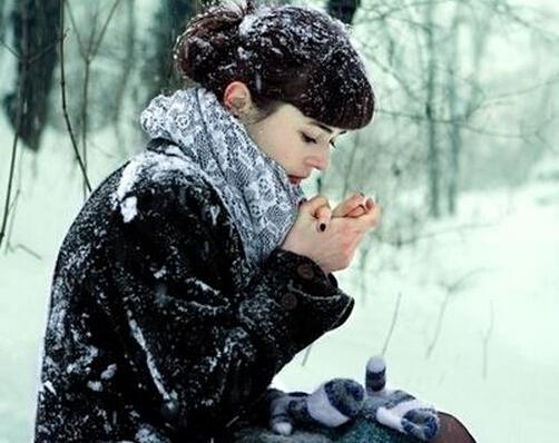 早搓手午晒背晚泡脚可长寿 早搓手午晒背晚泡脚图片