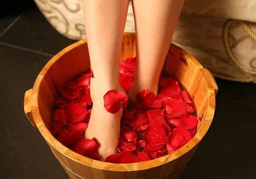 女性月经期间能泡脚吗 女性经期期间可以泡脚吗