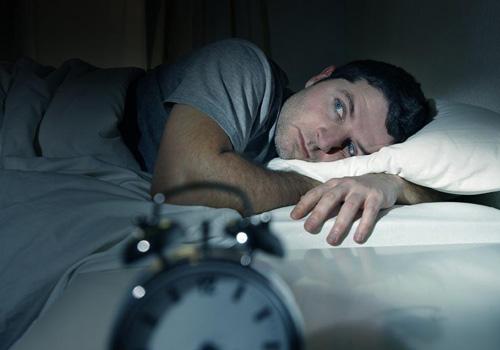 晚上睡觉被鬼压身是怎么回事（晚上睡觉被鬼压的症状）