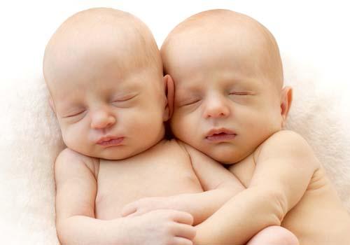 刚出生的女婴生殖器能洗吗(刚生下来的婴儿可以洗澡吗)