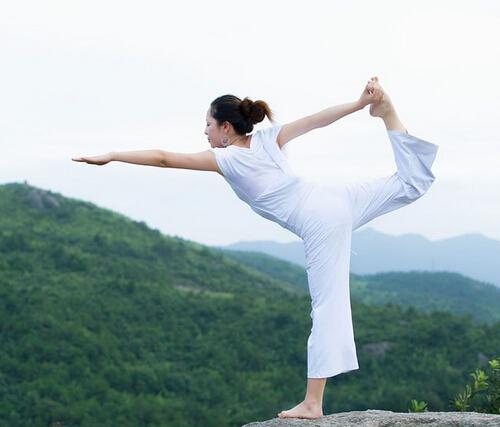 练瑜伽需要穿内衣吗（穿内衣可以练瑜伽吗）