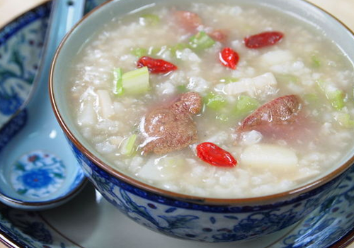 慢性肝炎吃什么食物好（慢性肝炎吃什么食物好的快）