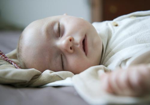 新生儿黄疸二十天还没有退正常吗（新生儿十几天黄疸还没退正常吗）