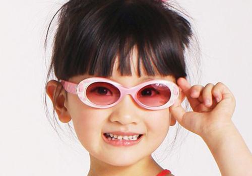 孩子戴太阳镜好吗 小孩子戴太阳眼镜好吗