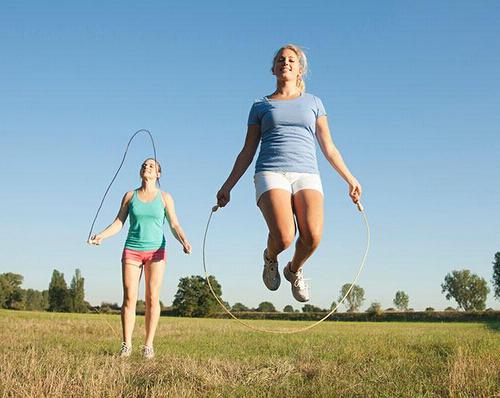 呼啦圈和跳绳哪个减肥瘦身快（跳绳和呼啦圈哪个更减肥）