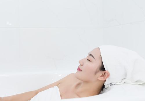 皮肤过敏能洗热水澡吗 皮肤过敏能洗热水澡吗冬天