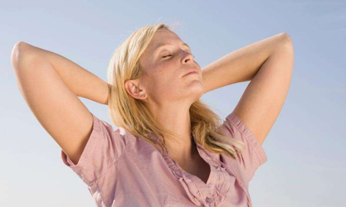 清宫后干净了几天又流血怎么回事(清宫后干净了几天又流血怎么回事伴随腹痛)