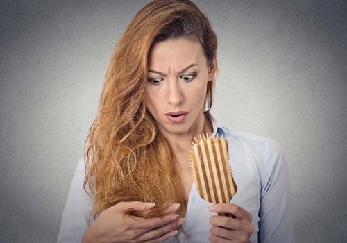 女人经常掉头发是怎么回事 女人经常掉头发是怎么回事啊