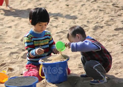 孩子怕生胆小怎么办 小孩胆子小怕生怎么办