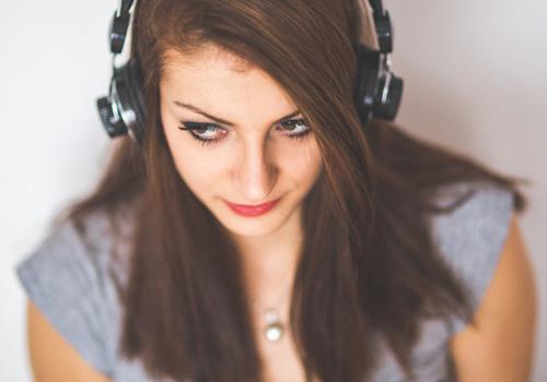 戴耳机睡觉有什么坏处 戴耳机睡觉对身体有什么危害