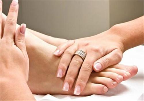 手脚脱皮是什么原因导致的 夏天手脚脱皮是什么原因导致的