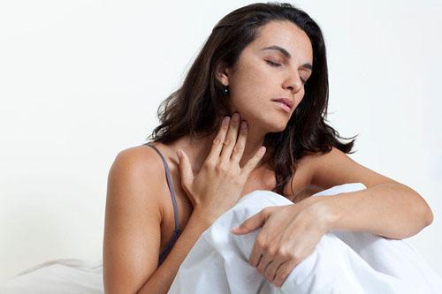喉咙痛是什么原因引起的 左侧喉咙痛是什么原因引起的