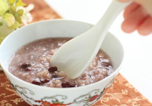 丰胸吃什么什么食物效果好（吃什么食物丰胸的效果好）