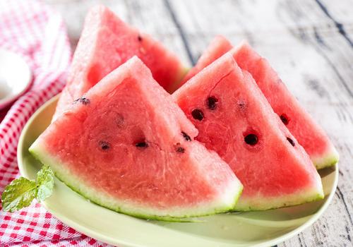 西瓜中间裂开能吃吗 西瓜中间开裂是什么原因