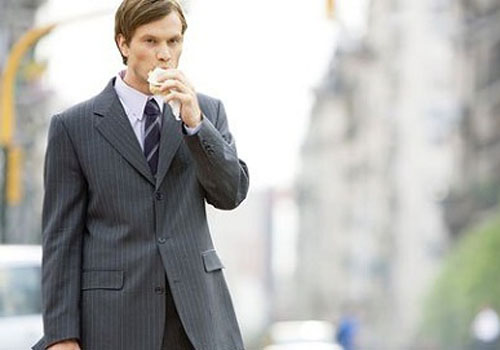 边走路边吃东西好吗（边走路边吃东西好吗英语）