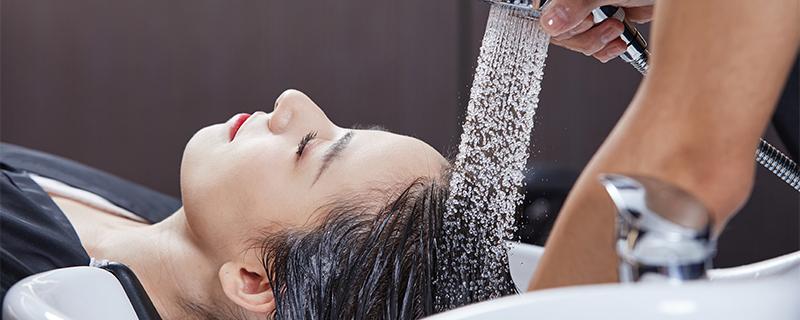 藿香正气水可以加姜洗头发吗（生姜和藿香正气洗发）