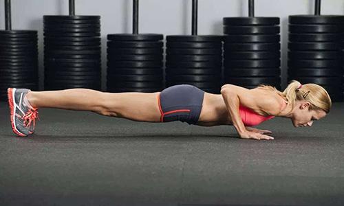 做俯卧撑屁股要翘么（刚起来做俯卧撑好吗）