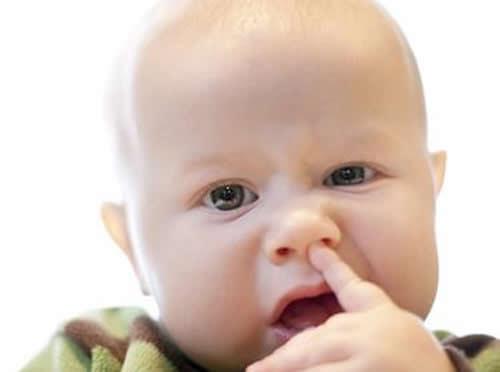 宝宝鼻子里有鼻屎不通气怎么办 月子里宝宝鼻子里有鼻屎不通气怎么办